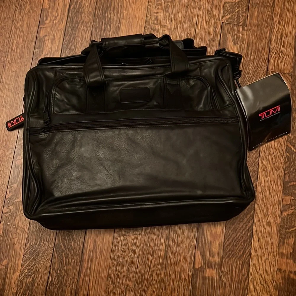 NWT 🎉 HP 🎉mint condition vintage TUMI expandable overnighter black leather bag